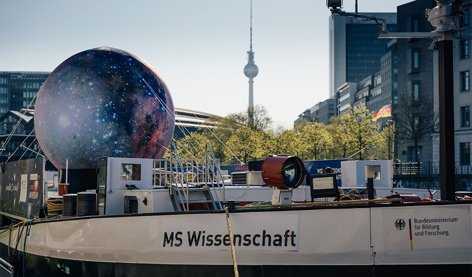 Ausstellungsschiff MS Wissenschaft legt in Koblenz an