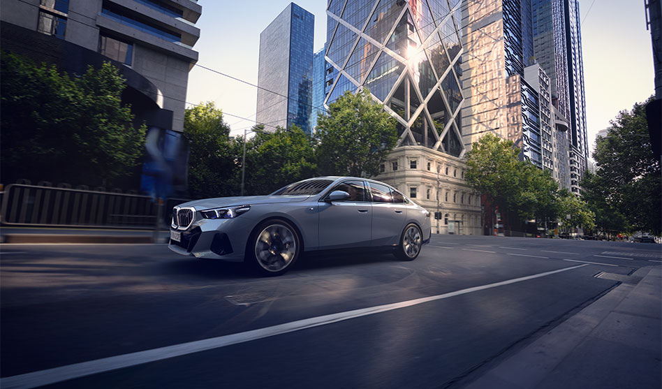 Volle Fahrt hinaus – Der neue BMW 5er – Auch in der vollelektrischen Variante!