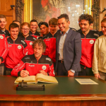 Koblenzer Kunstturner verewigen sich im Goldenen Buch der Stadt