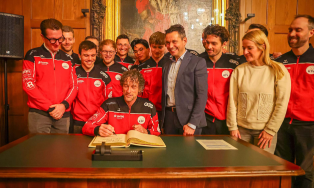 Koblenzer Kunstturner verewigen sich im Goldenen Buch der Stadt