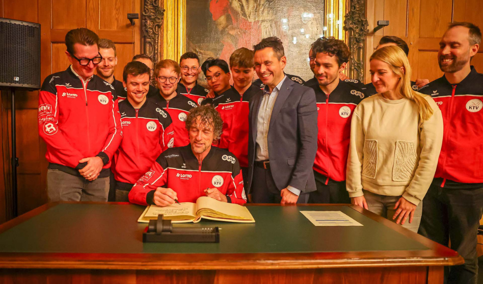 Koblenzer Kunstturner verewigen sich im Goldenen Buch der Stadt