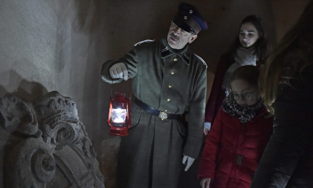 Die Festung im stimmungsvollen Laternenschein erleben