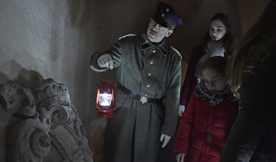 Die Festung im stimmungsvollen Laternenschein erleben