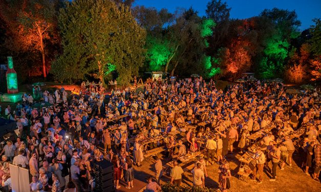 Traditionelles „O’zapft is!“ im Hachenburger Bier-Park