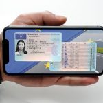 Führerschein und Fahrzeugschein auf dem Handy