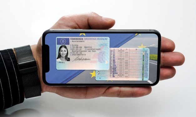 Führerschein und Fahrzeugschein auf dem Handy
