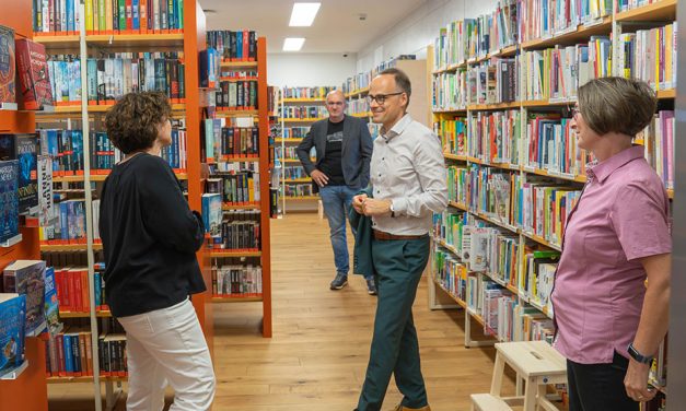 Staatssekretär Dr. Denis Alt zeigt sich beeindruckt von Museum und neuer Stadtbibliothek in Boppard