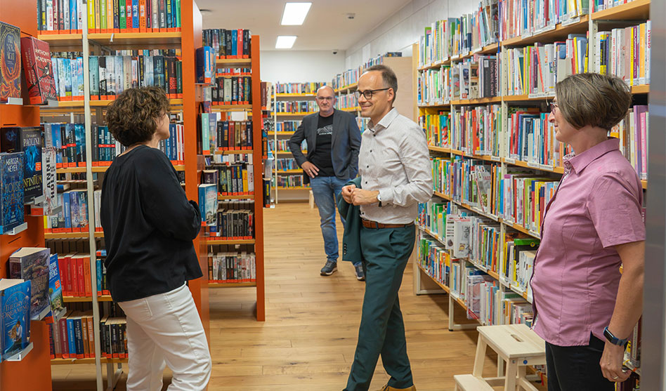Staatssekretär Dr. Denis Alt zeigt sich beeindruckt von Museum und neuer Stadtbibliothek in Boppard